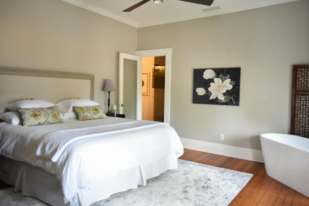 Sparrow Grove Manor Monroe Rum bild